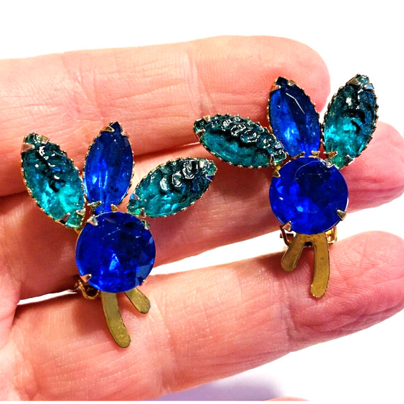 Mid Century Clip On Earrings 1950's Jewelry Gold Blue & Carved Green Rhinestones - Picture 4 of 6